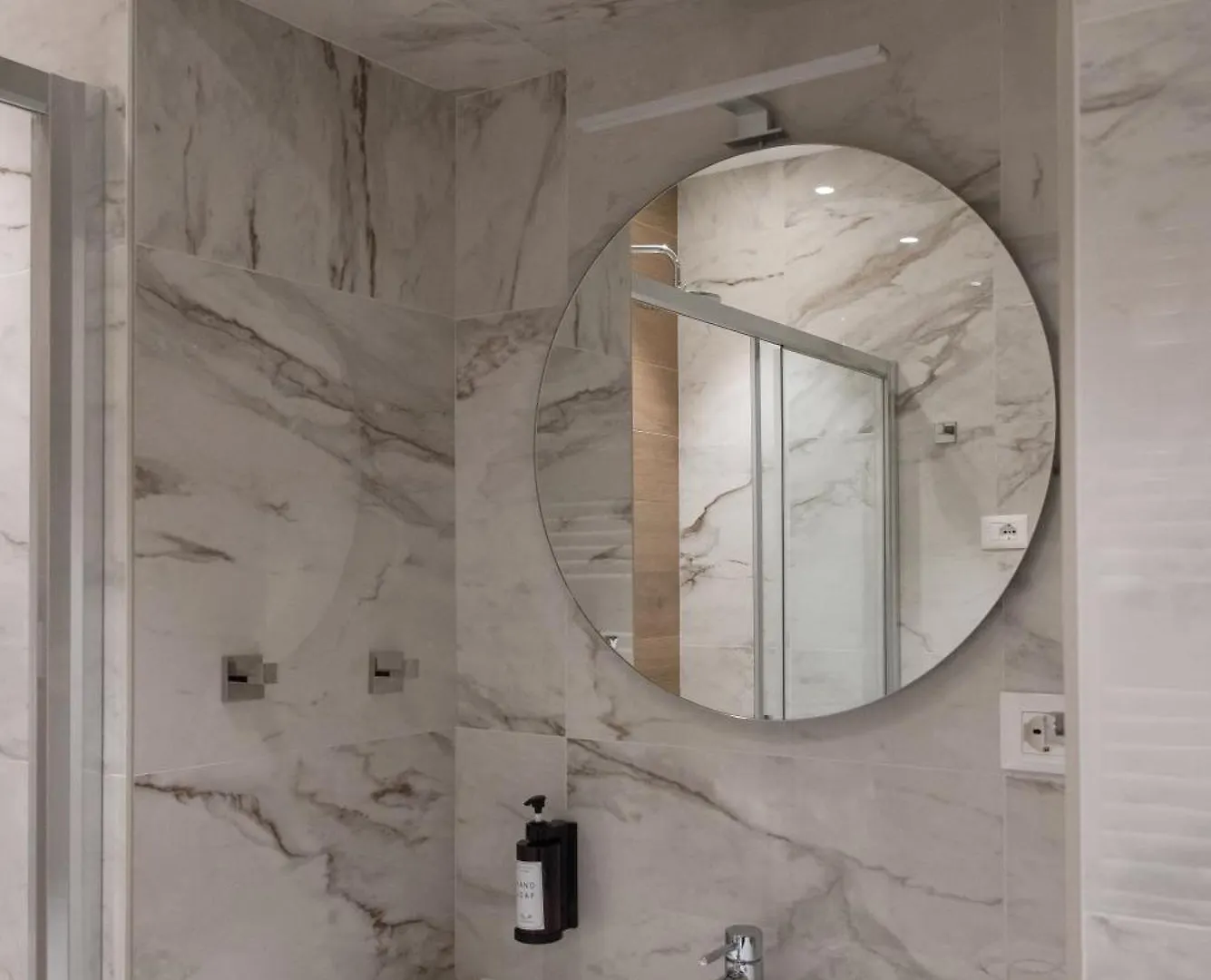 Colosseum Suites By Glen Rom 0*,