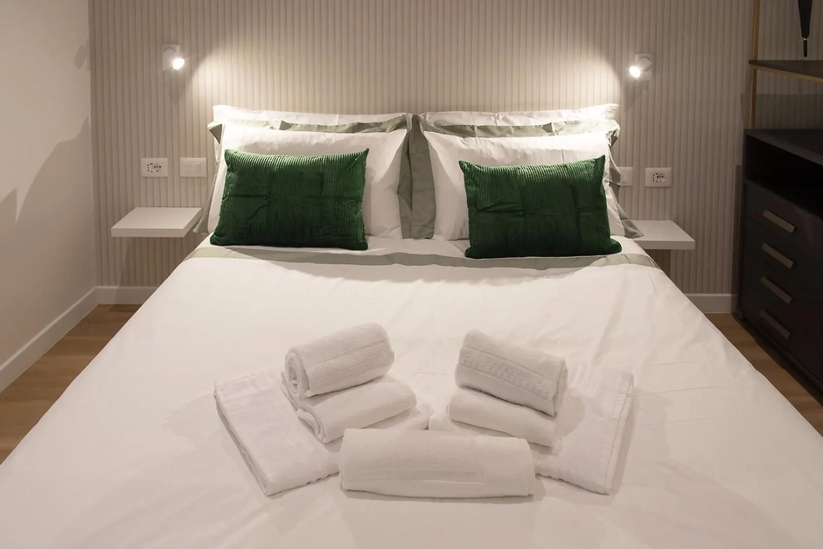 Colosseum Suites By Glen Rom 0*,
