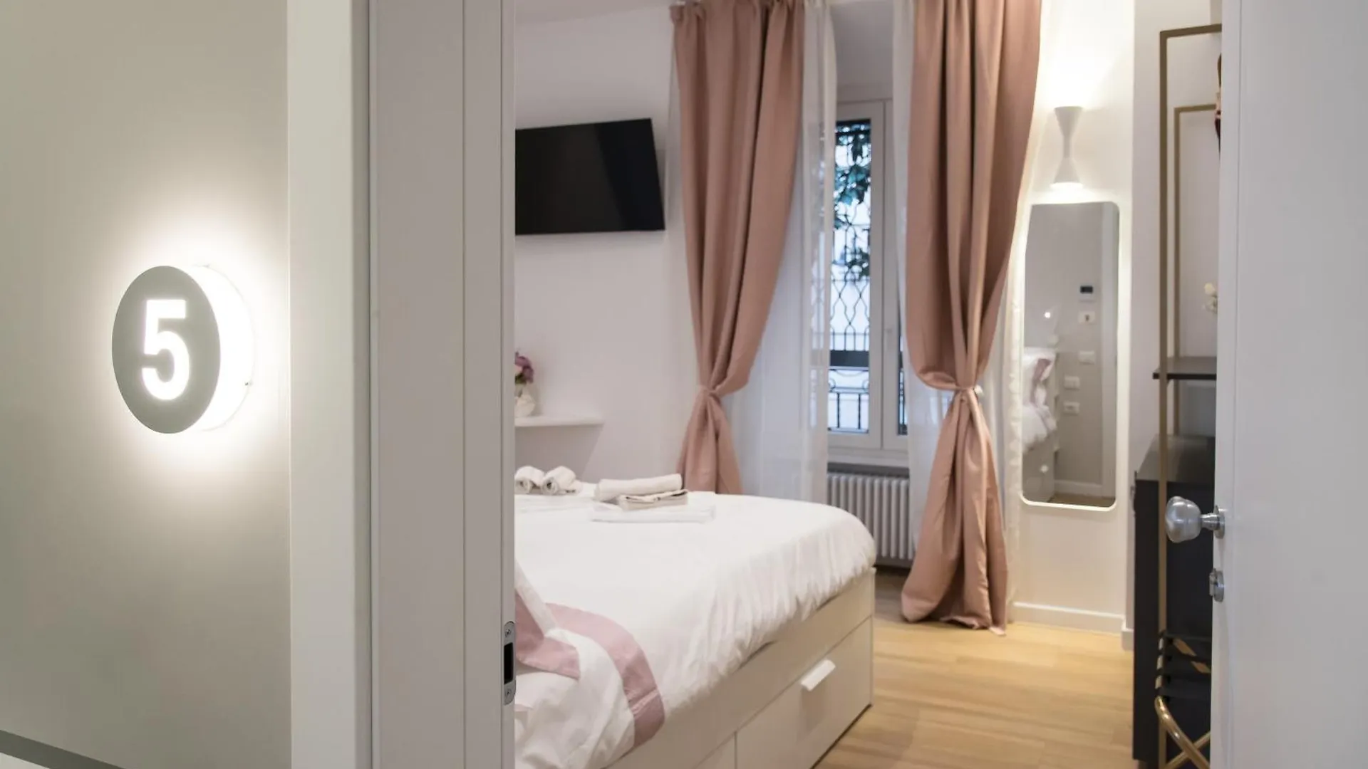 Colosseum Suites By Glen Rome